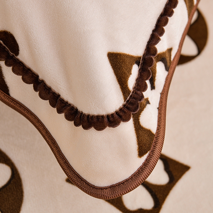 91家纺网 家纺一手货源 找家纺 赫本家纺  2025新品8-9斤爆品牛奶绒四件套床裙款金雕绒法莱绒四套件 轻奢小熊