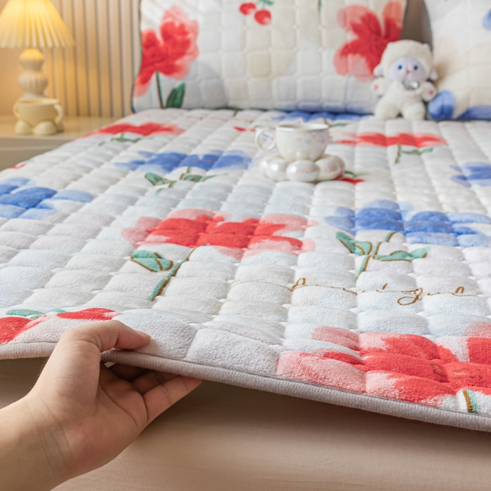 91家纺网 家纺一手货源 找家纺 卡伦家纺 2025新款A类牛奶绒夹棉加厚床垫单人双人床垫保护垫 樱桃花语