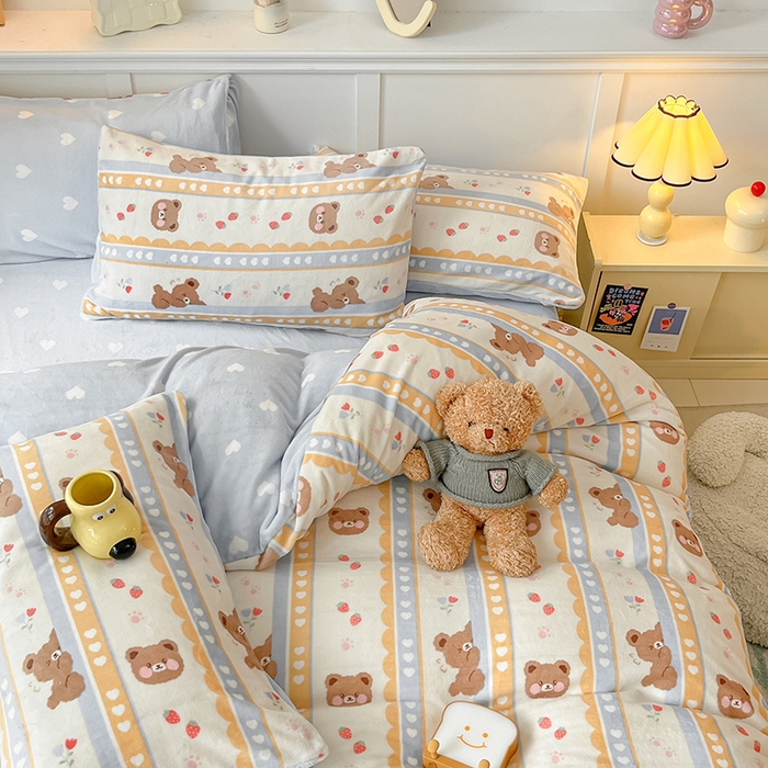 91家纺网 家纺一手货源 找家纺 桃子家居 2024新款小清新卡通加厚牛奶绒全工艺200克印花牛奶绒系列四件套 绒-可爱熊