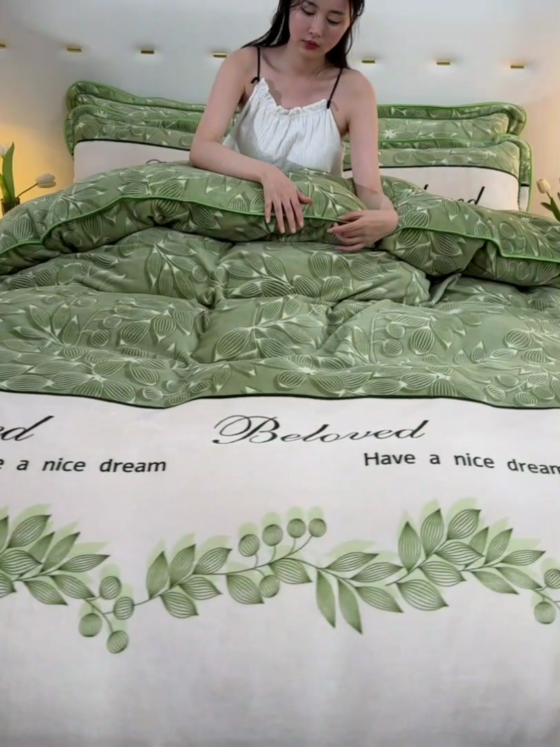 91家纺网 家纺一手货源 找家纺 赫本家纺  2025新品8-9斤爆品牛奶绒四件套床裙款金雕绒法莱绒四套件 春风十里