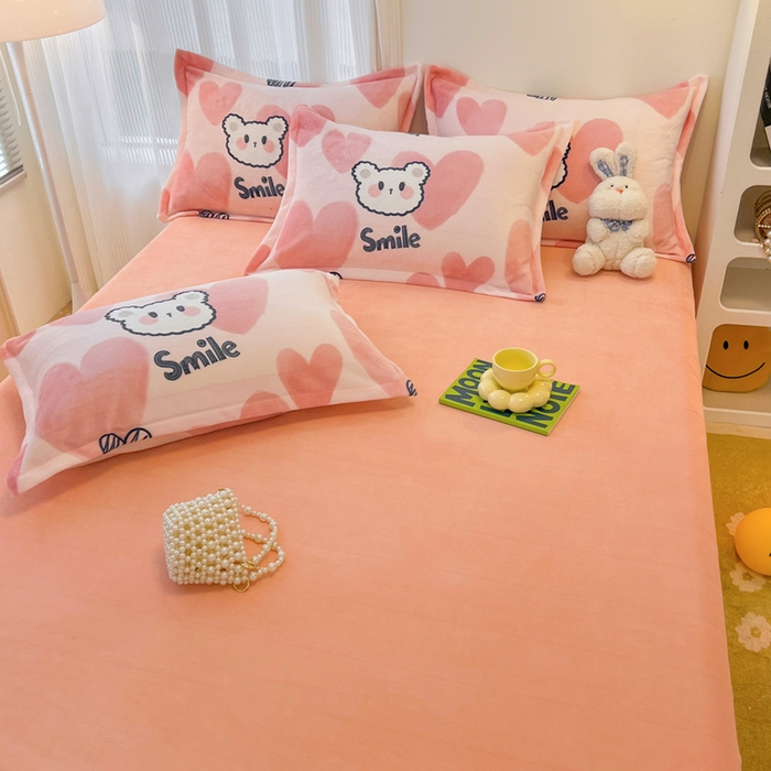 91家纺网 家纺一手货源 找家纺 2024新款A类高克重时尚风牛奶绒加厚保暖系列--枕套 波波熊粉