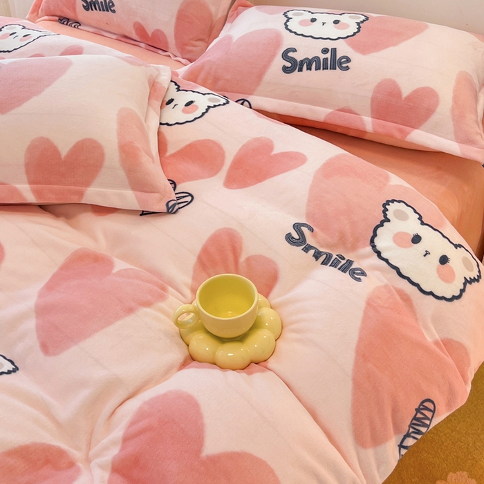 91家纺网 家纺一手货源 找家纺 2024新款A类高克重时尚风牛奶绒加厚保暖系列--枕套 波波熊粉