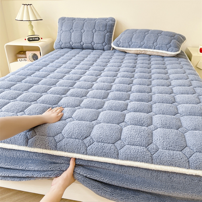 91家纺网 家纺一手货源 找家纺 雯豆家纺 2024冬款新品泰迪绒夹棉床笠三件套北极绒床垫保护套加厚保暖床笠 泰迪绒床笠-宾利蓝