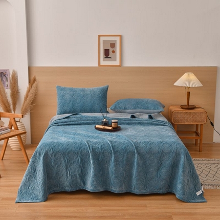 91家纺网 家纺一手货源 找家纺 有货 2024新款法式繁花暖绒床盖三件套 繁花-雾蓝