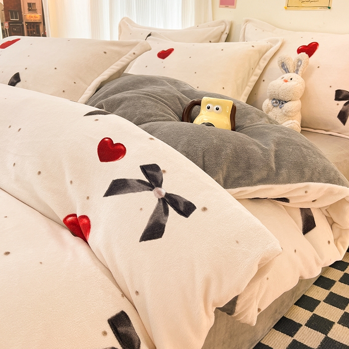 91家纺网 家纺一手货源 找家纺 2024新款A类高克重时尚风牛奶绒加厚保暖系列--枕套 爱心蝴蝶结