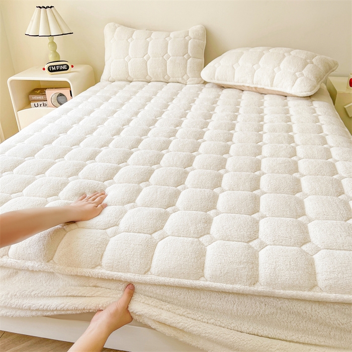 91家纺网 家纺一手货源 找家纺 雯豆家纺 2024冬款新品泰迪绒夹棉床笠三件套北极绒床垫保护套加厚保暖床笠 泰迪绒床笠-奶昔白