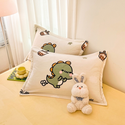 91家纺网 家纺一手货源 找家纺 2024新款A类高克重时尚风牛奶绒加厚保暖系列--枕套 恐龙先生