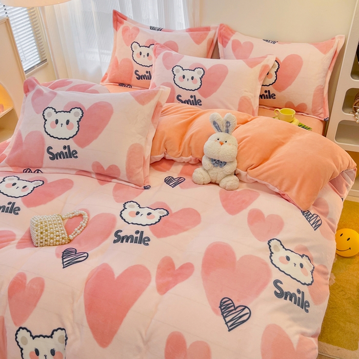 91家纺网 家纺一手货源 找家纺 2024新款A类高克重时尚风牛奶绒加厚保暖系列套件单品-被套 波波熊粉