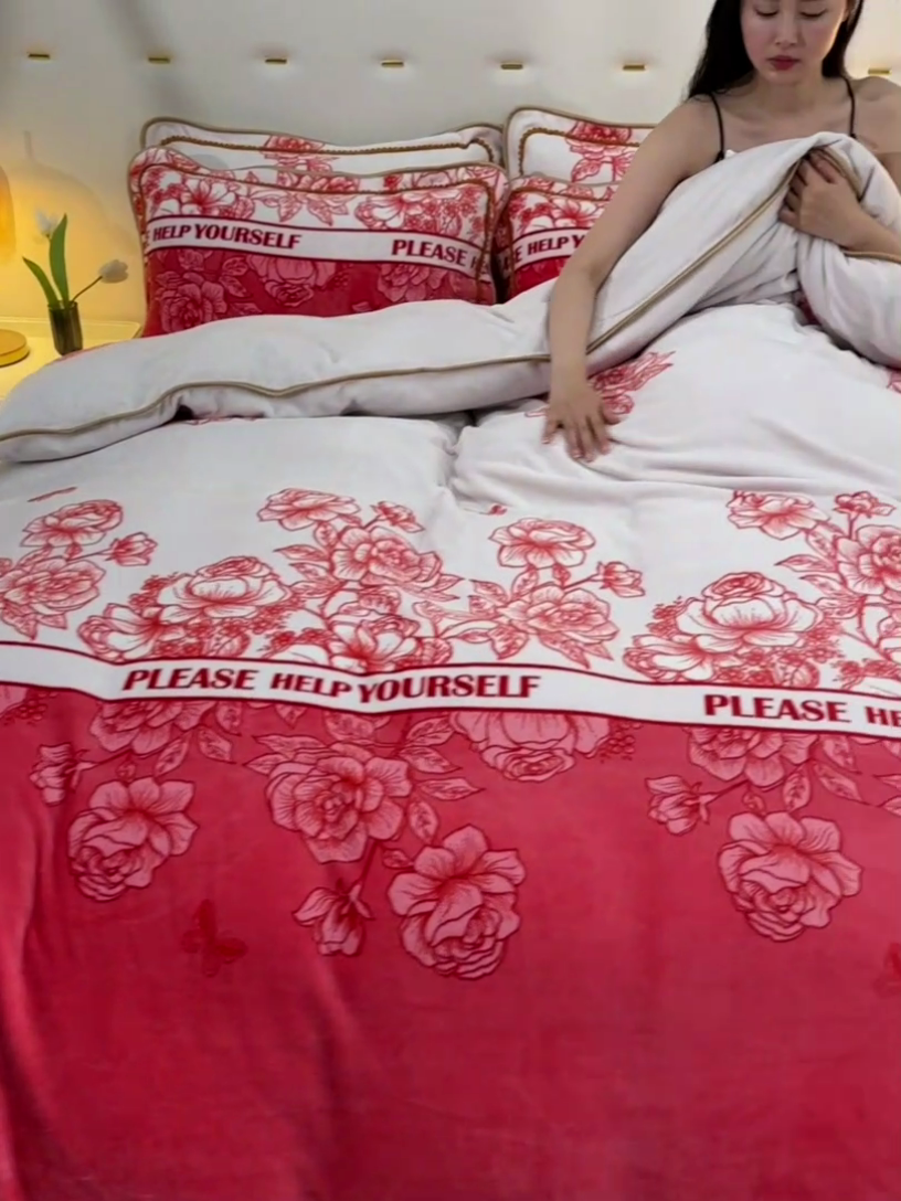 91家纺网 家纺一手货源 找家纺 赫本家纺  2025新品8-9斤爆品牛奶绒四件套床裙款金雕绒法莱绒四套件 蝶恋花