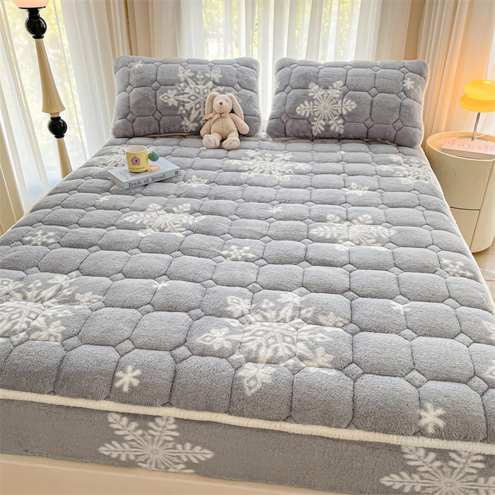 91家纺网 家纺一手货源 找家纺 雯豆家纺 2024冬款新品泰迪绒夹棉床笠三件套北极绒床垫保护套加厚保暖床笠 泰迪绒床笠-雪花飘飘-灰