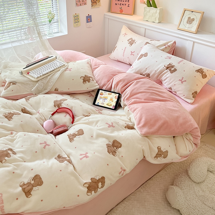 91家纺网 家纺一手货源 找家纺 桃子家居 2024新款小清新卡通加厚牛奶绒全工艺200克印花牛奶绒系列四件套 绒-幸运熊