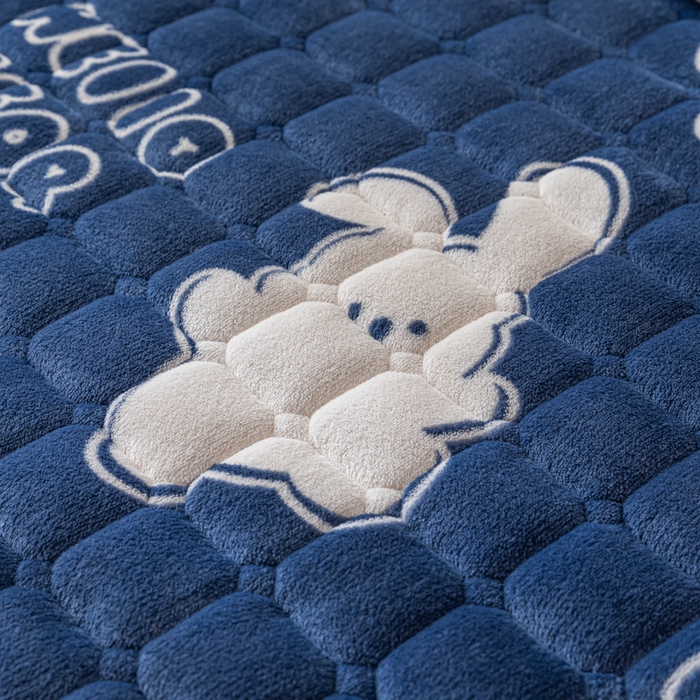 91家纺网 家纺一手货源 找家纺 卡伦家纺 2025新款A类牛奶绒夹棉加厚床垫单人双人床垫保护垫 开心乐园