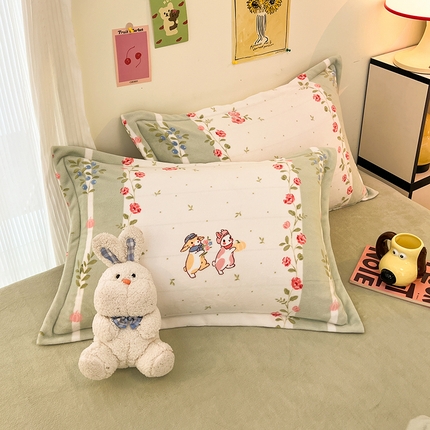 2024新款A类高克重时尚风牛奶绒加厚保暖系列--枕套 兔兔乐园