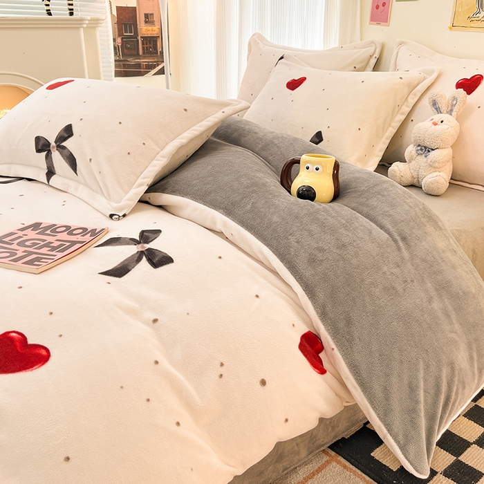 91家纺网 家纺一手货源 找家纺 2024新款A类高克重时尚风牛奶绒加厚保暖系列--枕套 爱心蝴蝶结