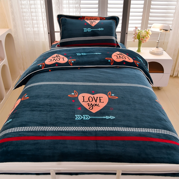 91家纺网 家纺一手货源 找家纺 绒品荟家纺 2025新款加厚牛奶绒三件套金貂绒法莱绒冬季床单款床笠款学生宿舍单人三件套 匆匆那年