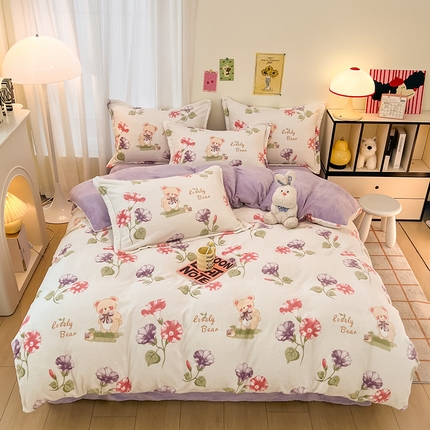 91家纺网 家纺一手货源 找家纺 2024新款A类高克重时尚风牛奶绒加厚保暖系列套件单品-被套 牵牛花小熊