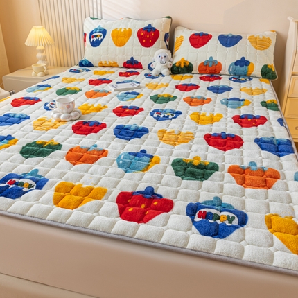 91家纺网 家纺一手货源 找家纺 卡伦家纺 2025新款A类牛奶绒夹棉加厚床垫单人双人床垫保护垫 草莓之恋