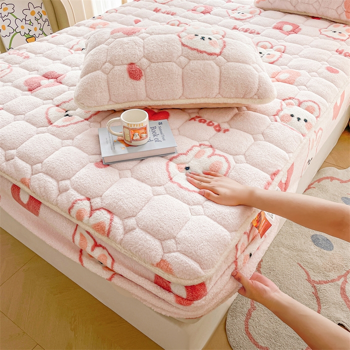 91家纺网 家纺一手货源 找家纺 雯豆家纺 2024冬款新品泰迪绒夹棉床笠三件套北极绒床垫保护套加厚保暖床笠 泰迪绒床笠-浪漫兔