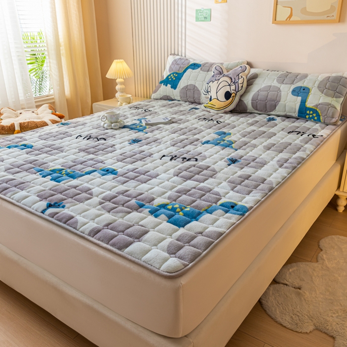 91家纺网 家纺一手货源 找家纺 卡伦家纺 2025新款A类牛奶绒夹棉加厚床垫单人双人床垫保护垫 星幻恐龙