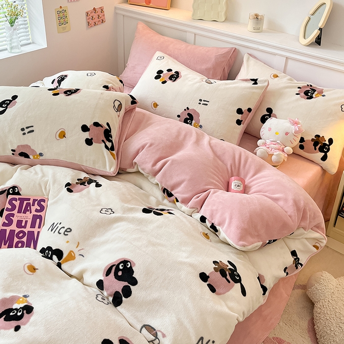 91家纺网 家纺一手货源 找家纺 桃子家居 2024新款小清新卡通加厚牛奶绒全工艺200克印花牛奶绒系列四件套 绒-小羊泡芙