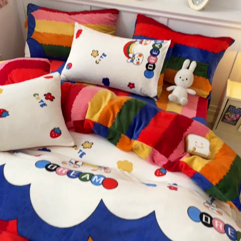 91家纺网 家纺一手货源 找家纺 桃子家居 2024新款小清新卡通加厚牛奶绒全工艺200克印花牛奶绒系列四件套 绒-彩虹兔