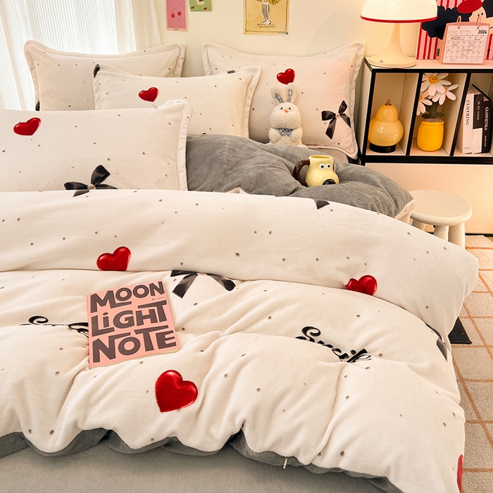 91家纺网 家纺一手货源 找家纺 2024新款A类高克重时尚风牛奶绒加厚保暖系列--枕套 爱心蝴蝶结