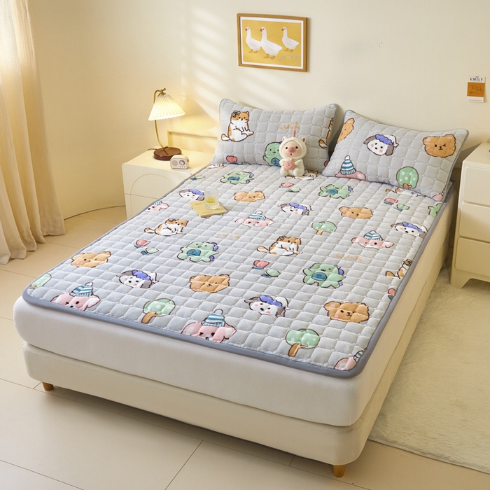 91家纺网 家纺一手货源 找家纺 卡伦家纺 2025新款A类牛奶绒夹棉加厚床垫单人双人床垫保护垫 摩尔庄园