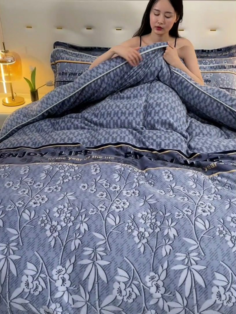 91家纺网 家纺一手货源 找家纺 赫本家纺  2025新品8-9斤爆品牛奶绒四件套床裙款金雕绒法莱绒四套件 清风竹影