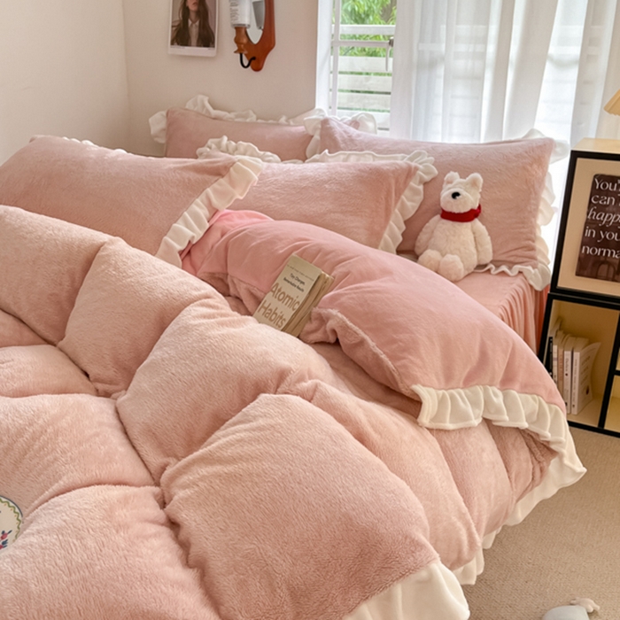 91家纺网 家纺一手货源 找家纺 星座家纺 2025新款牛奶绒花边床裙款四件套 床裙款-豆沙粉＋樱花粉