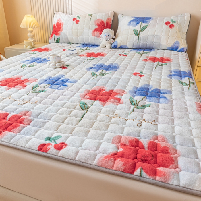 91家纺网 家纺一手货源 找家纺 卡伦家纺 2025新款A类牛奶绒夹棉加厚床垫单人双人床垫保护垫 樱桃花语