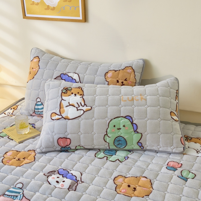 91家纺网 家纺一手货源 找家纺 卡伦家纺 2025新款A类牛奶绒夹棉加厚床垫单人双人床垫保护垫 摩尔庄园