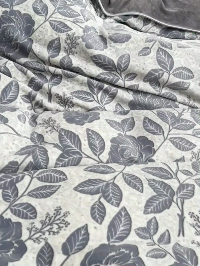 91家纺网 家纺一手货源 找家纺 赫本家纺  2025新品8-9斤爆品牛奶绒四件套床裙款金雕绒法莱绒四套件 爱意浓-灰