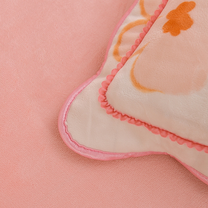 91家纺网 家纺一手货源 找家纺 赫本家纺  2025新品8-9斤爆品牛奶绒四件套床裙款金雕绒法莱绒四套件 初恋-粉