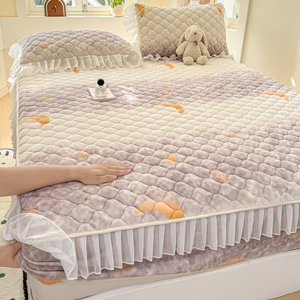 91家纺网 家纺一手货源 找家纺 （总）眠势力 2025新款牛奶绒花边床笠夹棉加绒床罩子冬季加厚雪纺床垫保护套小清新