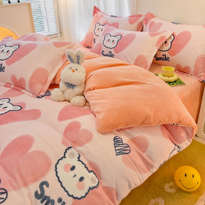 91家纺网 家纺一手货源 找家纺 2024新款A类高克重时尚风牛奶绒加厚保暖系列套件单品-被套 波波熊粉