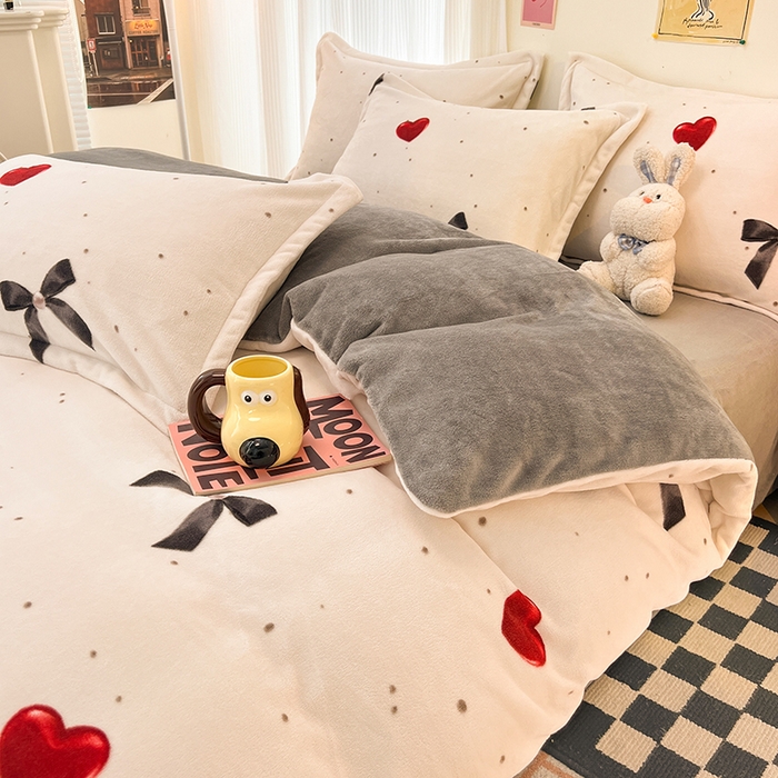 91家纺网 家纺一手货源 找家纺 2024新款A类高克重时尚风牛奶绒加厚保暖系列套件单品-四件套 爱心蝴蝶结