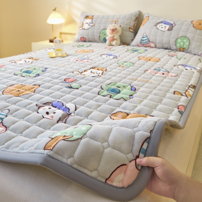 91家纺网 家纺一手货源 找家纺 卡伦家纺 2025新款A类牛奶绒夹棉加厚床垫单人双人床垫保护垫 摩尔庄园