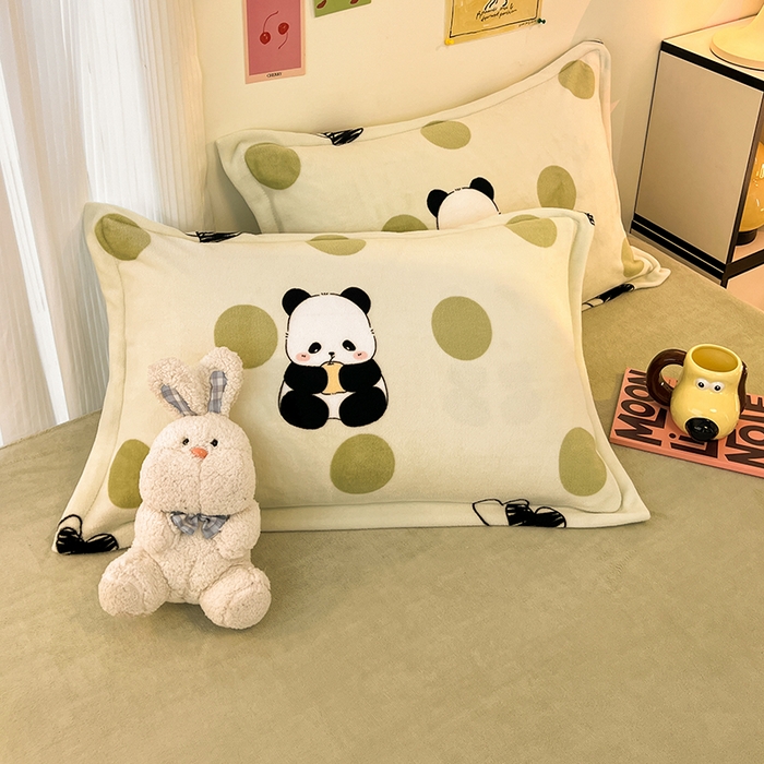 91家纺网 家纺一手货源 找家纺 2024新款A类高克重时尚风牛奶绒加厚保暖系列--枕套 波点熊猫