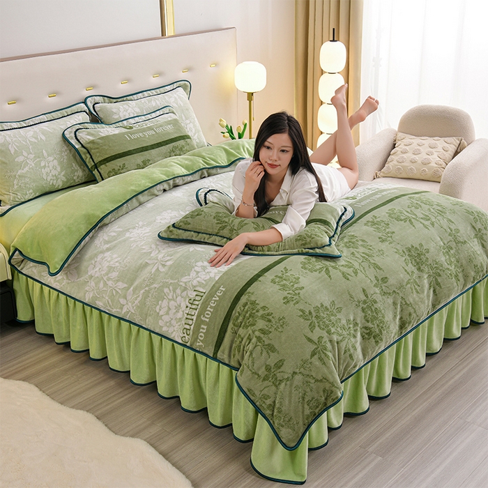 91家纺网 家纺一手货源 找家纺 赫本家纺  2025新品8-9斤爆品牛奶绒四件套床裙款金雕绒法莱绒四套件 爱丽丝