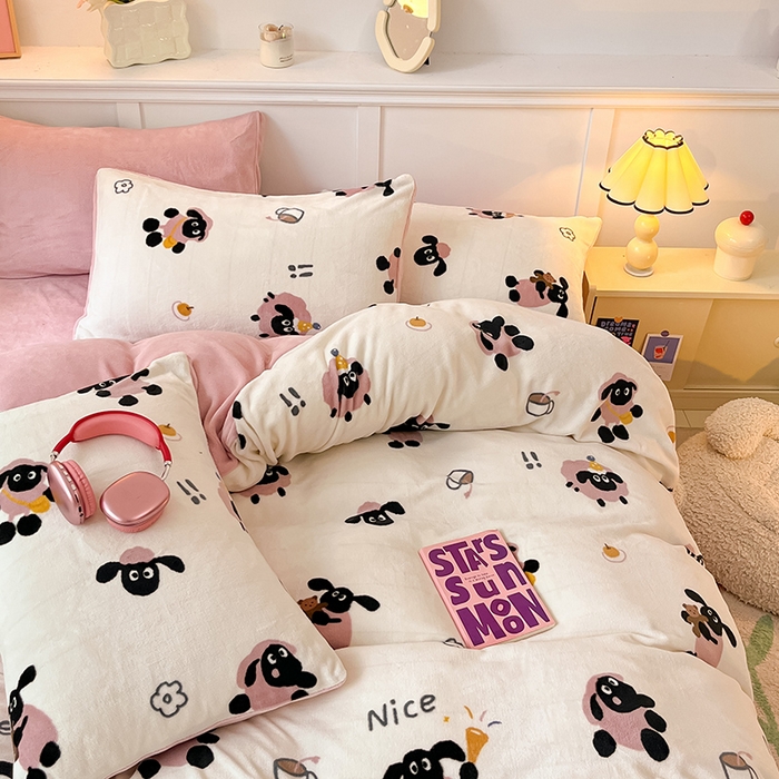 91家纺网 家纺一手货源 找家纺 桃子家居 2024新款小清新卡通加厚牛奶绒全工艺200克印花牛奶绒系列四件套 绒-小羊泡芙