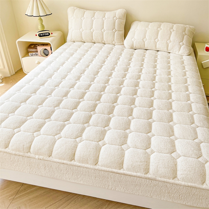 91家纺网 家纺一手货源 找家纺 雯豆家纺 2024冬款新品泰迪绒夹棉床笠三件套北极绒床垫保护套加厚保暖床笠 泰迪绒床笠-奶昔白