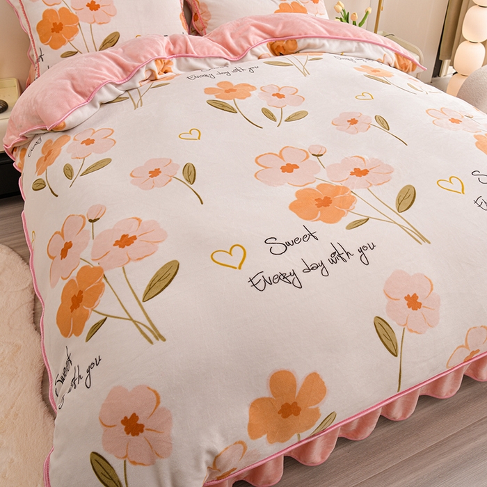 91家纺网 家纺一手货源 找家纺 赫本家纺  2025新品8-9斤爆品牛奶绒四件套床裙款金雕绒法莱绒四套件 初恋-粉