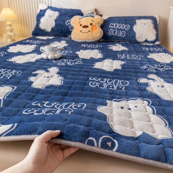 91家纺网 家纺一手货源 找家纺 卡伦家纺 2025新款A类牛奶绒夹棉加厚床垫单人双人床垫保护垫 开心乐园