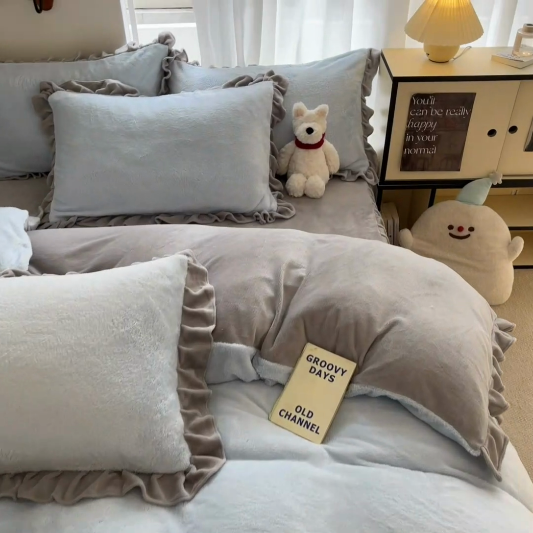 91家纺网 家纺一手货源 找家纺 星座家纺 2025新款牛奶绒花边床裙款四件套 床裙款-天空蓝＋雅士灰