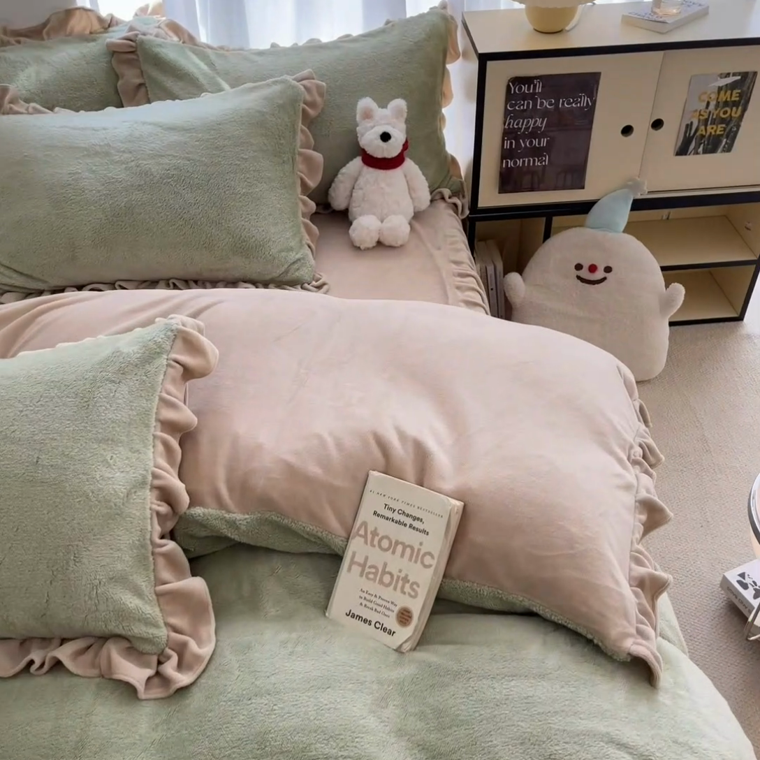 91家纺网 家纺一手货源 找家纺 星座家纺 2025新款牛奶绒花边床裙款四件套 床裙款-淡雅绿＋奶咖