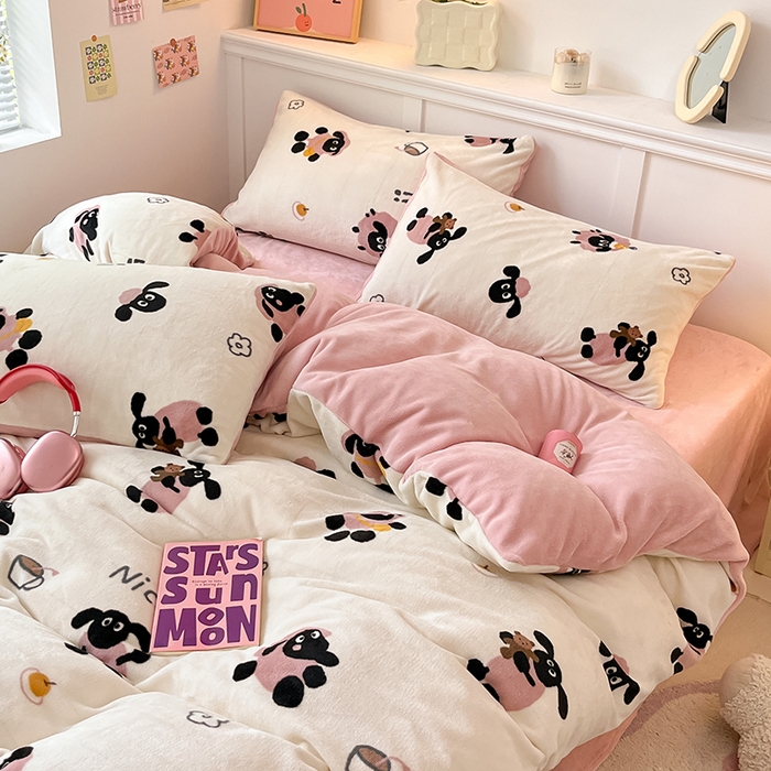 91家纺网 家纺一手货源 找家纺 桃子家居 2024新款小清新卡通加厚牛奶绒全工艺200克印花牛奶绒系列四件套 绒-小羊泡芙