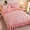 91家纺网 家纺一手货源 找家纺 赫本家纺  2025新品8-9斤爆品牛奶绒四件套床裙款金雕绒法莱绒四套件 爱意浓-粉