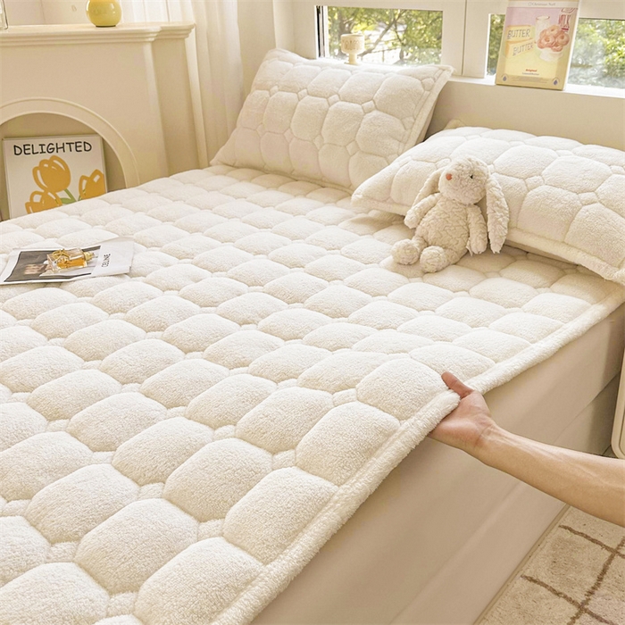 91家纺网 家纺一手货源 找家纺 雯豆家纺 2024新款泰迪绒床垫床护垫加厚北极绒床褥子印花小清新床垫子 泰迪绒床褥-奶昔白