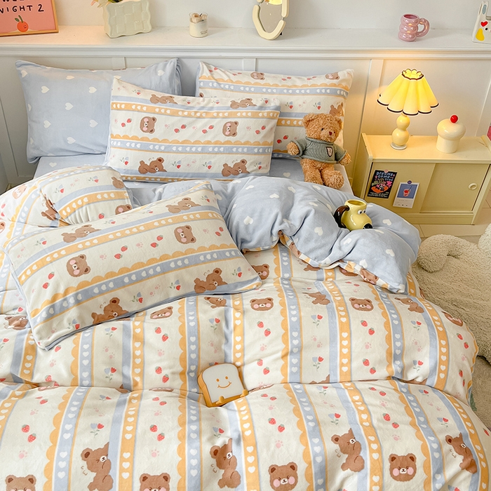 91家纺网 家纺一手货源 找家纺 桃子家居 2024新款小清新卡通加厚牛奶绒全工艺200克印花牛奶绒系列四件套 绒-可爱熊