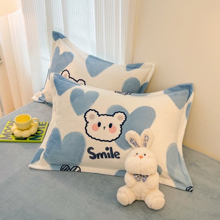 91家纺网 家纺一手货源 找家纺 2024新款A类高克重时尚风牛奶绒加厚保暖系列--枕套 波波熊蓝